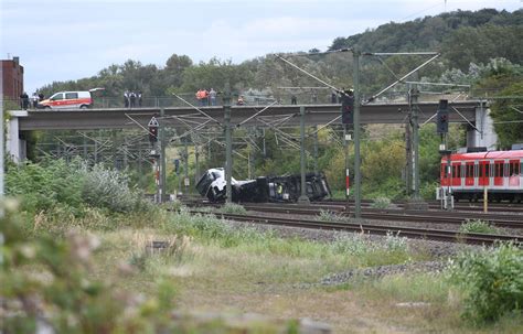 Lastwagen stürzt auf Bahnstrecke Köln Aachen