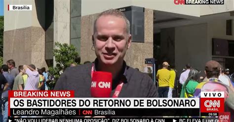 Rep Rter Da Cnn Brasil Que Viajou Bolsonaro Teve Celular Apreendido