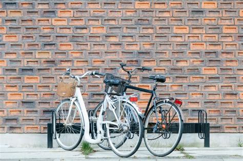 Estacionamento Na Rua De Bicicletas Contra A Parede Foto Gr Tis