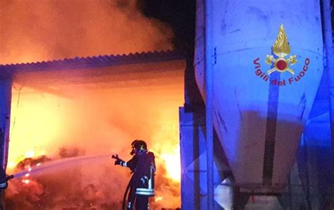 Incendio In Un Capannone Agricolo A Serdiana Bruciati Foraggio E