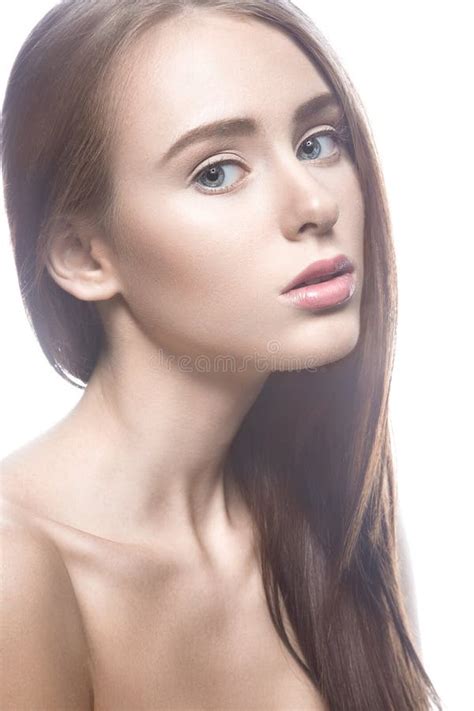 Mooi Meisje Met Lichte Nude Make Up En Blond Haar Mooi Gezicht Stock