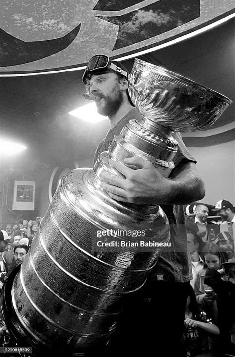 sam reinhart   florida panthers celebrates   stanley cup