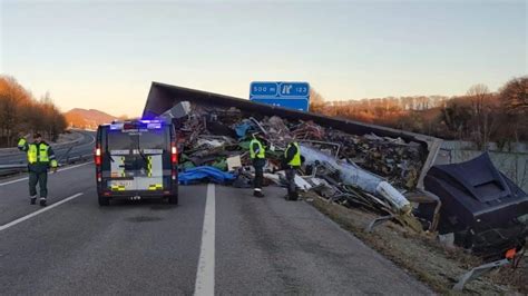 Un Tr Iler Se Sale De La V A Y Vuelca En La A En Navarra Dejando