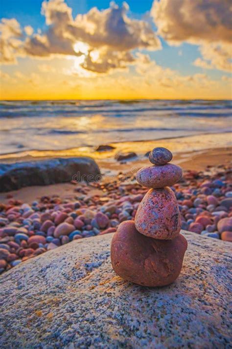 Torre De Piedra En La Playa Con Luz De Puesta De Sol Por La Noche Foto