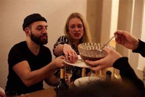 In Einem Hinterhof Im Glockenbach Mit Fremden Und Freunden Essen Mit