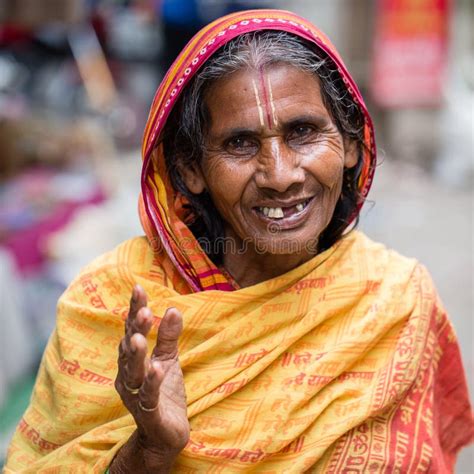 Portret Stare Kobiety W Tradycyjnej Sukni W Ulicznym Kathmandu Nepal