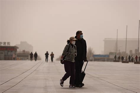 北京遭遇大风沙尘天气 财经头条