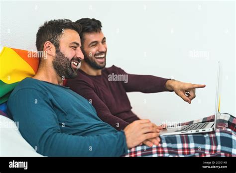 Couple gay au lit video Banque de photographies et dimages à haute résolution Alamy