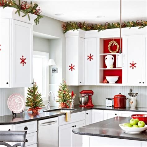 11 Easy & Affordable Kitchen Christmas Decor Ideas