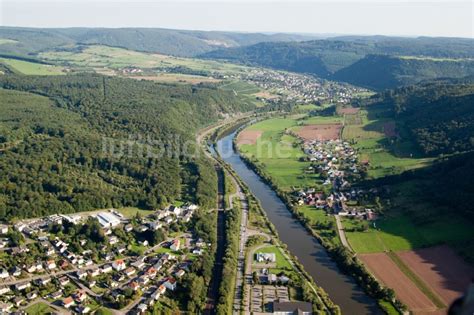 Saarburg Von Oben Dorfkern An Den Fluss Uferbereichen Der Saar Im