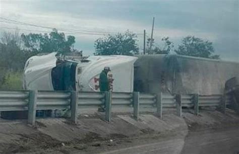 Tráiler que transportaba ganado vuelca en Ébano