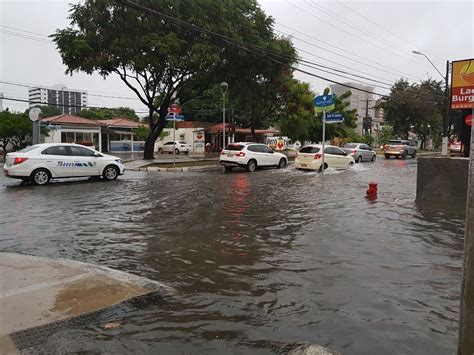 Chuva forte em Maceió deixa ruas e avenidas alagadas nesta segunda