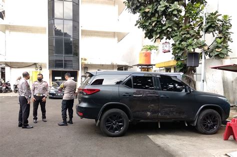 Fortuner Berplat Polisi Ternyata Serempet Mobil Lain Di Lokasi