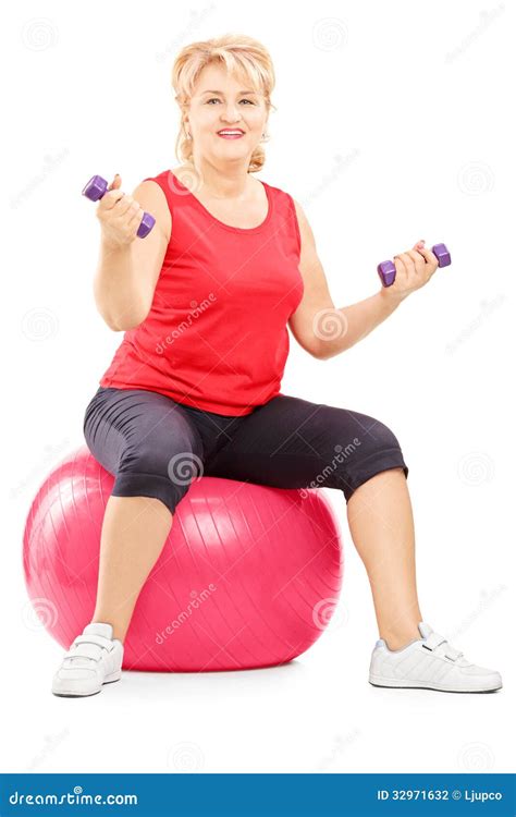 Rijpe Blonde Vrouwelijke Zitting Op Een Geschiktheidsbal En Het Uitoefenen Stock Foto Image Of