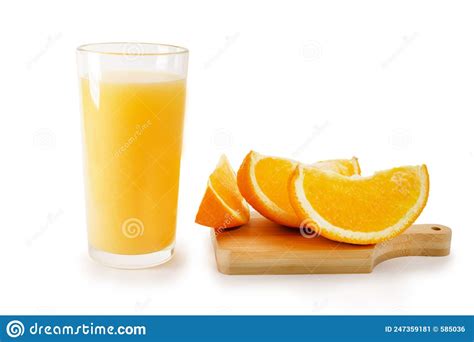 Zumo De Naranja Con Zumo De Naranja Y Frutas A Base De Rodajas Aisladas