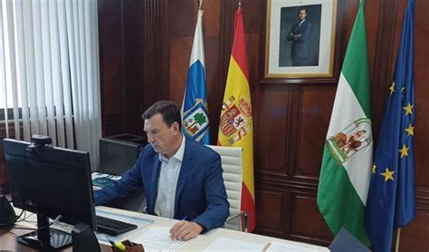 Santana impulsará proyectos para que el que el Puerto de Huelva sea