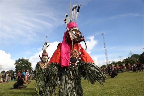 Tari Hudoq Dalam Rangkaian Upacara Lom Plai Yang Digelar Oleh Suku