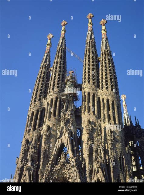 Torres De La Fachada Del Nacimiento De La Sagrada Familia De Barcelona