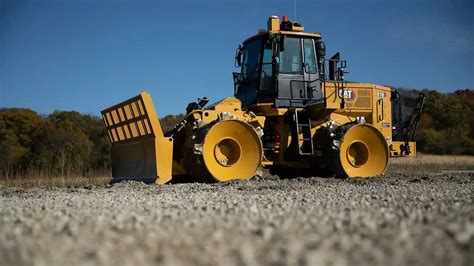 Caterpillar Presenta El Nuevo Compactador De Rellenos Sanitarios 816