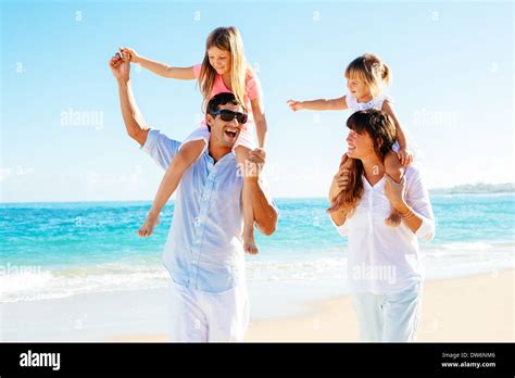 Feliz familia divirtiéndose en la playa Fotografía de stock Alamy