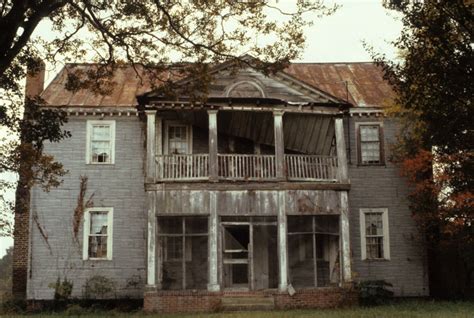 14 Staggering Photos Of An Abandoned Plantation Home In North Carolina