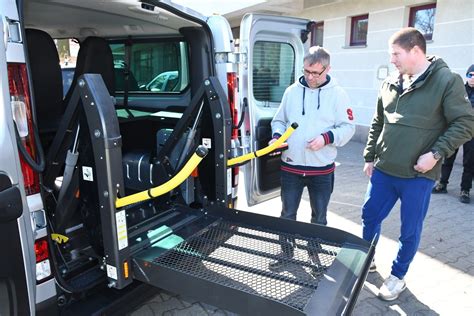 Nowy bus przystosowany do przewozów osób z niepełnosprawnością trafił