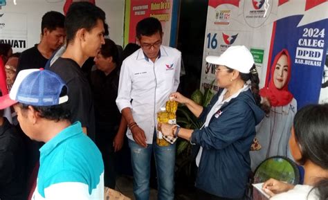 Gelar Bazar Minyak Goreng Di Kampung Pelaukan Bekasi Caleg Partai