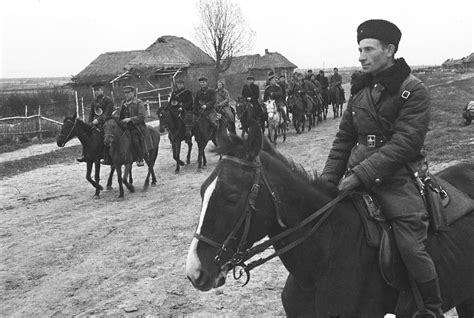 Партизанский отряд на окраине деревни на Брянщине уходит в поход ...