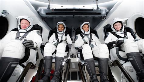 Video Zo Krap Overleven Burgers In De Ruimte In Spacex Crew Dragon