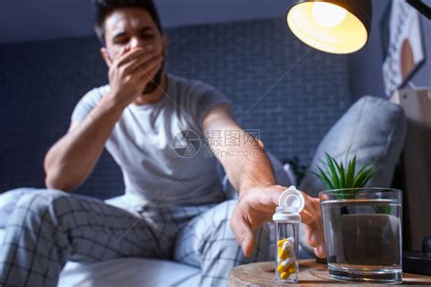 男人晚上吃安眠药高清图片下载 正版图片506612185 摄图网