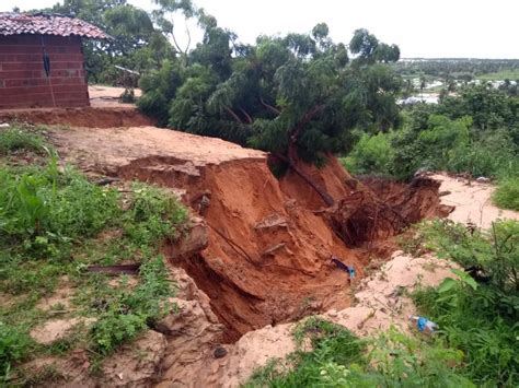 Chuva Forte Provoca Deslizamento De Terra E Alagamentos Em Icapu