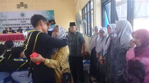 Tangis Air Mata Dalam Prosesi Wisuda Ke Smamsi Pwmu Co Portal