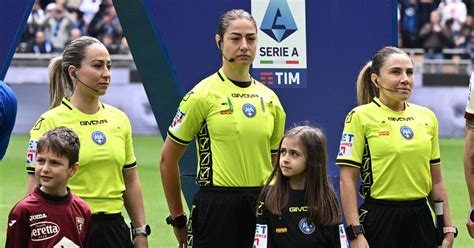 Premiere Schiedsrichterinnen Leiten Erstmals Serie A Spiel Gmx