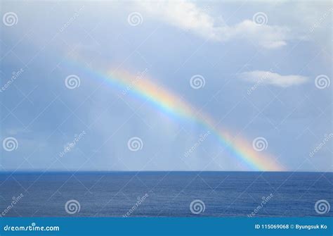 Arco Iris Sobre El Horizone En El Mar Foto De Archivo Imagen De