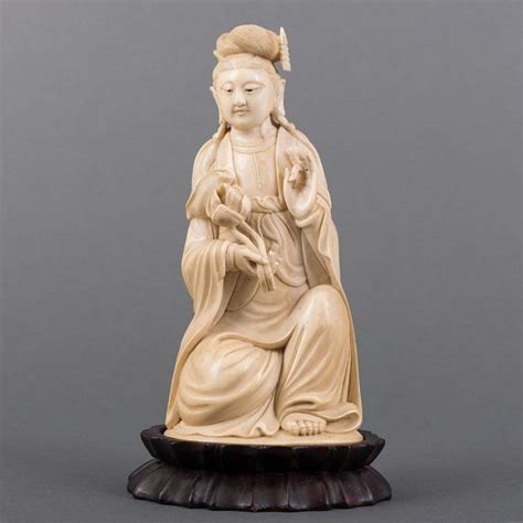 Ivory Figure of seated Guan Yin holding Lotus - China - ca. - Catawiki