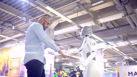 El Hombre Baila Con Un Robot Femenino Robot Y Sensaciones Humanas De