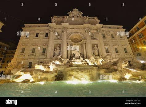 Vista Nocturna De La Fontana De Trevi Fontana Di Trevi La Fuente M S