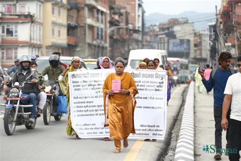 हत्या आरोपी बादशाह कुर्मीलाई मन्त्री बनाएको विरोधमा खाली खुट्टा हिँडेर