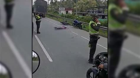 VIDEO Murió una mujer que iba en moto en la autopista Medellín