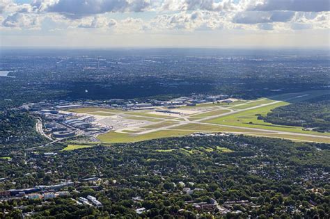 Hamburg Aus Der Vogelperspektive Gel Nde Des Flughafens Mit Start Und