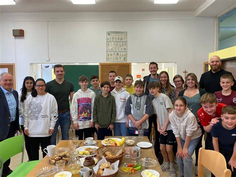 Nachts In Der Schule Abenteuerliche Lesenacht In Der Sportmittelschule