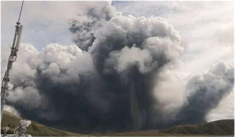 Cel mai mare vulcan al Japoniei Aso a început să erupă Imagini