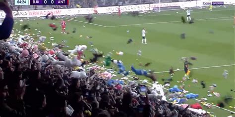 Hinchas de Besiktas hacen lluvia de peluches para niños damnificados en