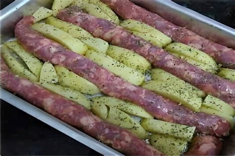 Linguiça Com Batata Assada No Forno Fácil E Prática Para Qualquer Dia Da Semana