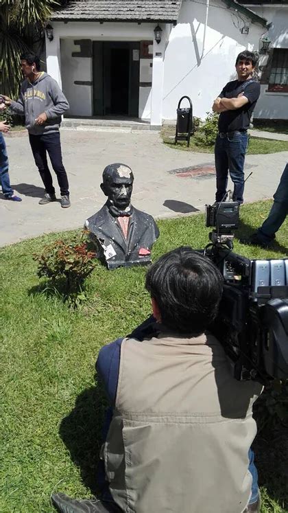 En El Bolsón Los Mapuches Atacaron La Estatua De San Martín Al Grito De “colonizador” Infobae