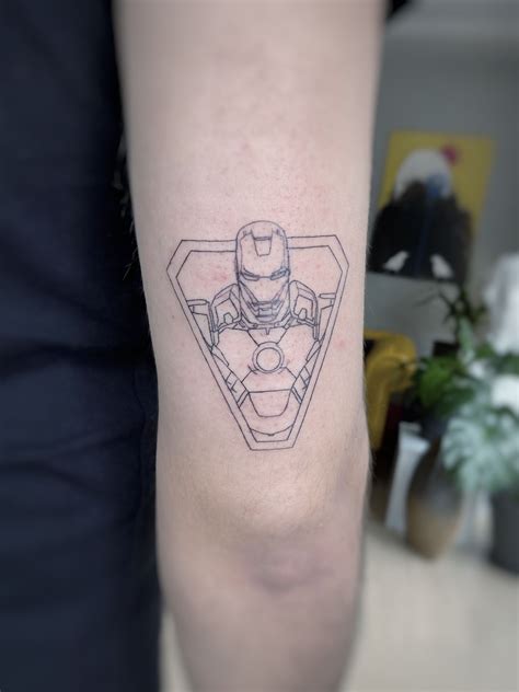 Iron man on his arc reactor tattoo | Avengers dövmesi, Tam kol dövme ...