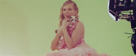 Taylor Swift Meeting Her Cat Benjamin Button on "Me!" Video | POPSUGAR ...