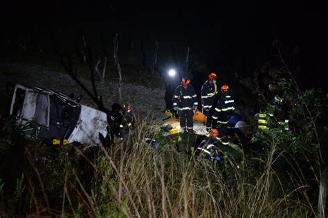 Carro Cai Em Ribanceira Ap S Capotar Na Castelinho E Deixa Duas Pessoas