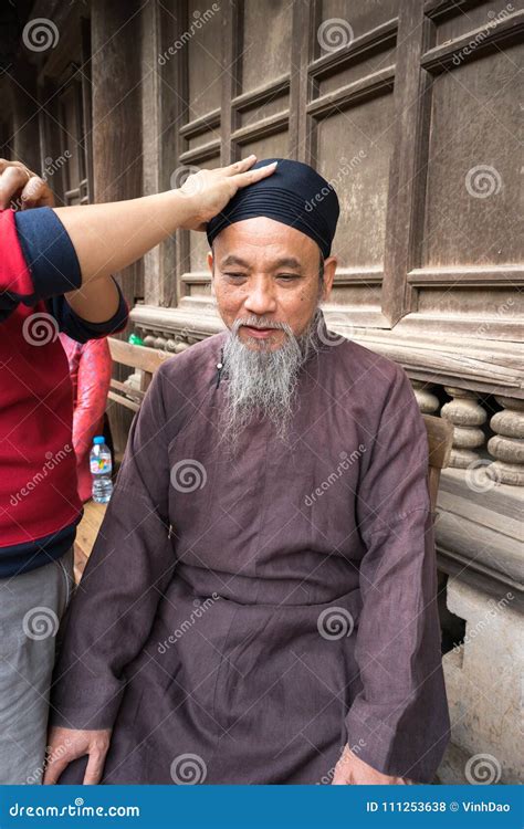 Hanoi Vietnam 22 De Junio De 2017 Viejo Hombre Con El Vestido Largo