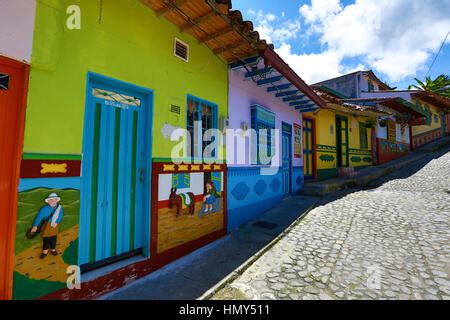 Colombia Guatape casas pintadas de colores Fotografía de stock Alamy